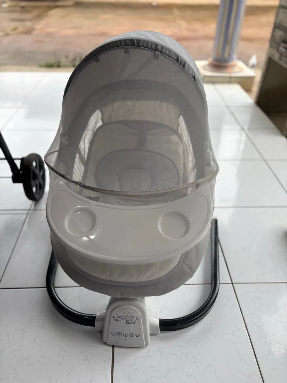 cadeira de descanso e balanço automático para bebê da marca Maxi Baby - Foto 4