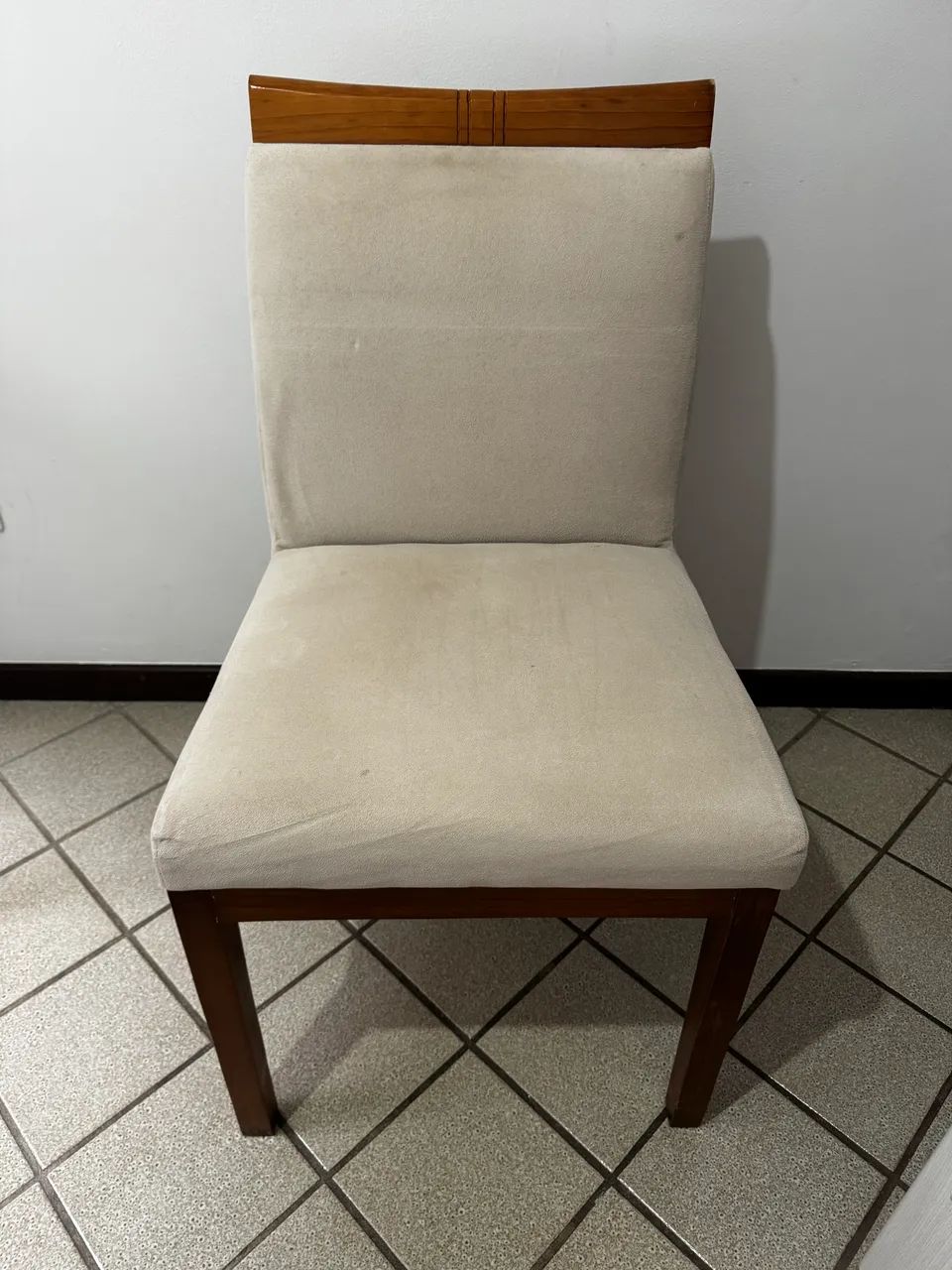 Cadeiras em Madeira maciça e estofado em suede - Foto 3