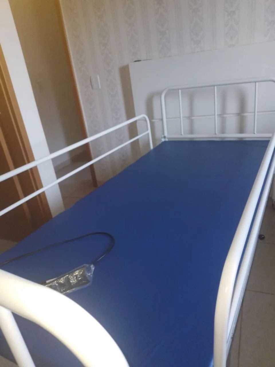 Vendo  cama hospitalar  semi nova - Foto 3