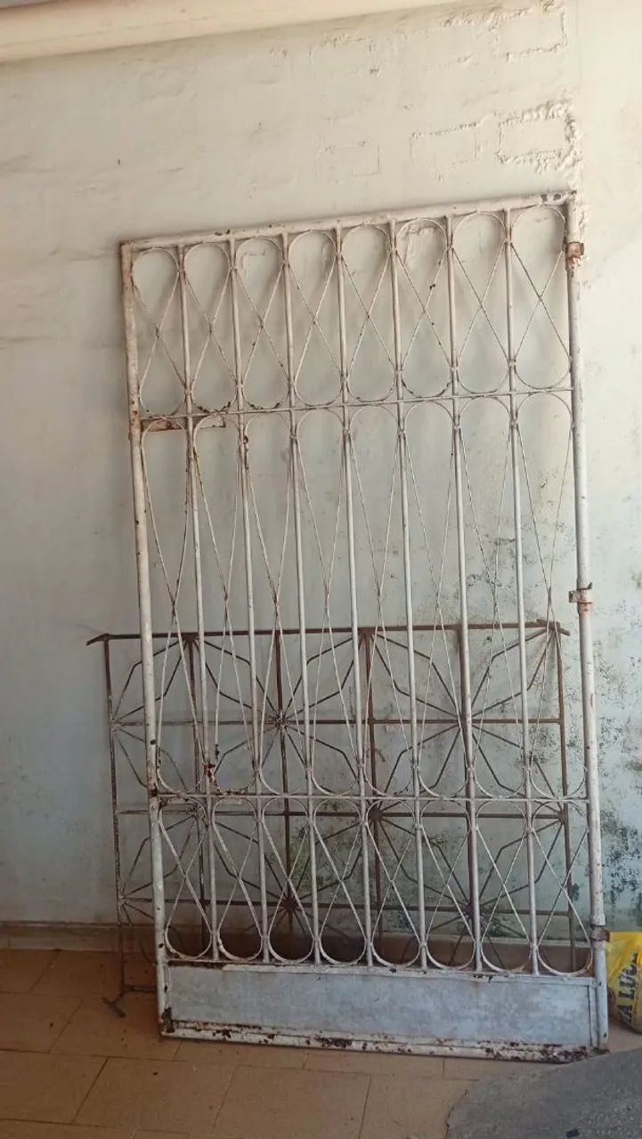 Vendo portão e janela em grade