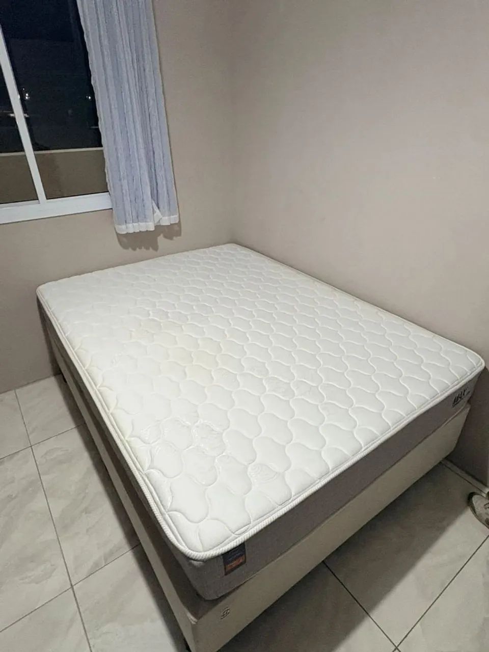 Cama de casal  praticamente nova com 8 meses d uso 