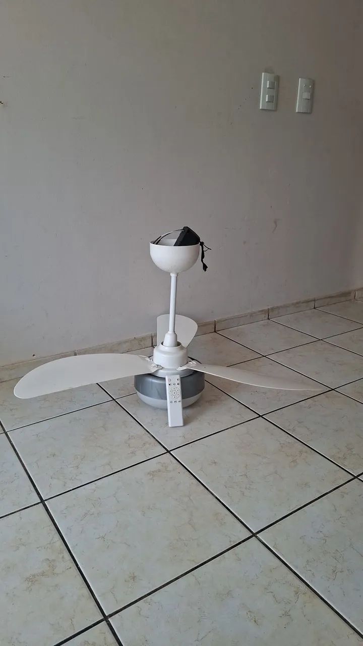 Ventilador de teto e luminária com controle remoto. 
