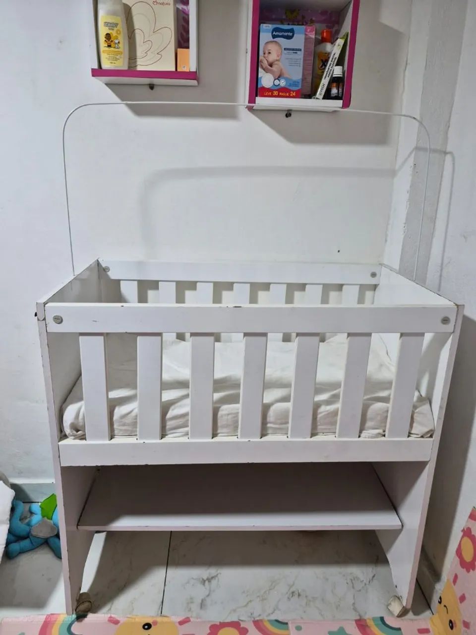 Vende -se berço e um bebê conforto 