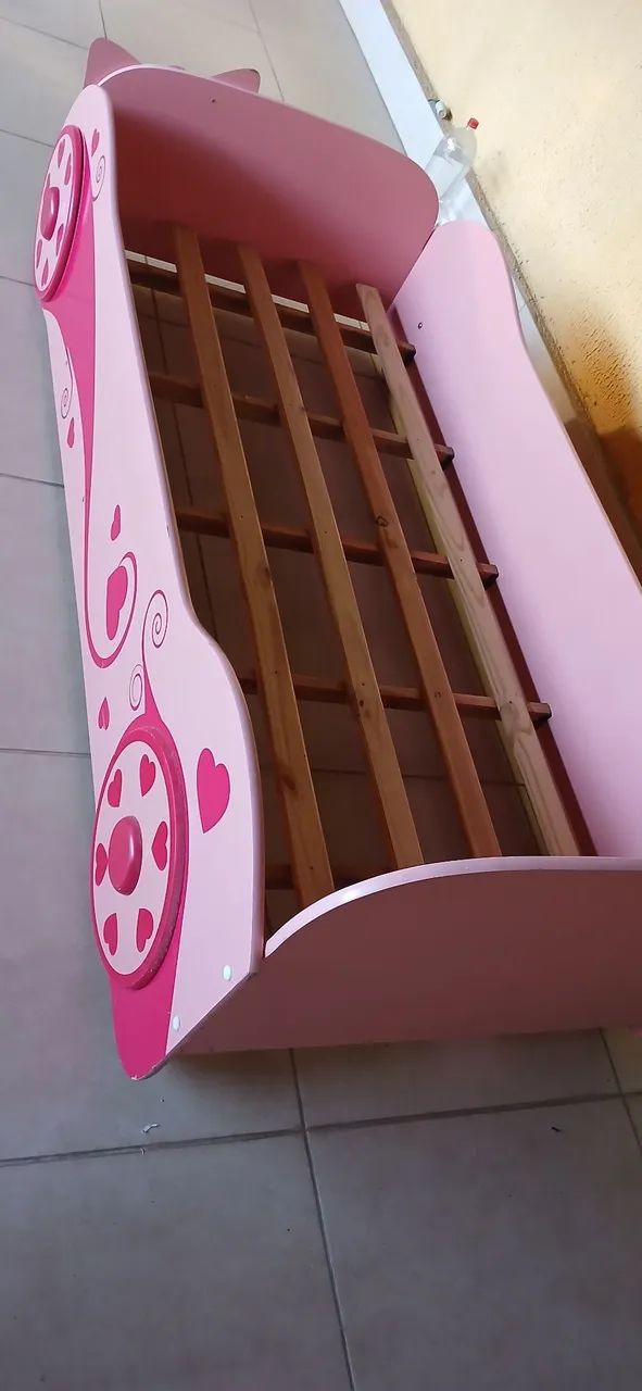 Cama de criança bem conservada rosa - Foto 4