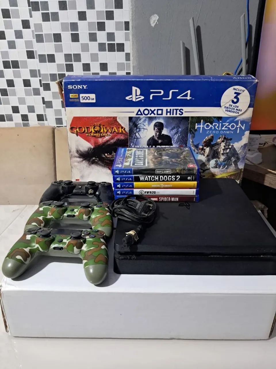 Vendo PlayStation 4 com 4 jogos funcionando perfeitamente HD de 1TB e 3 controles