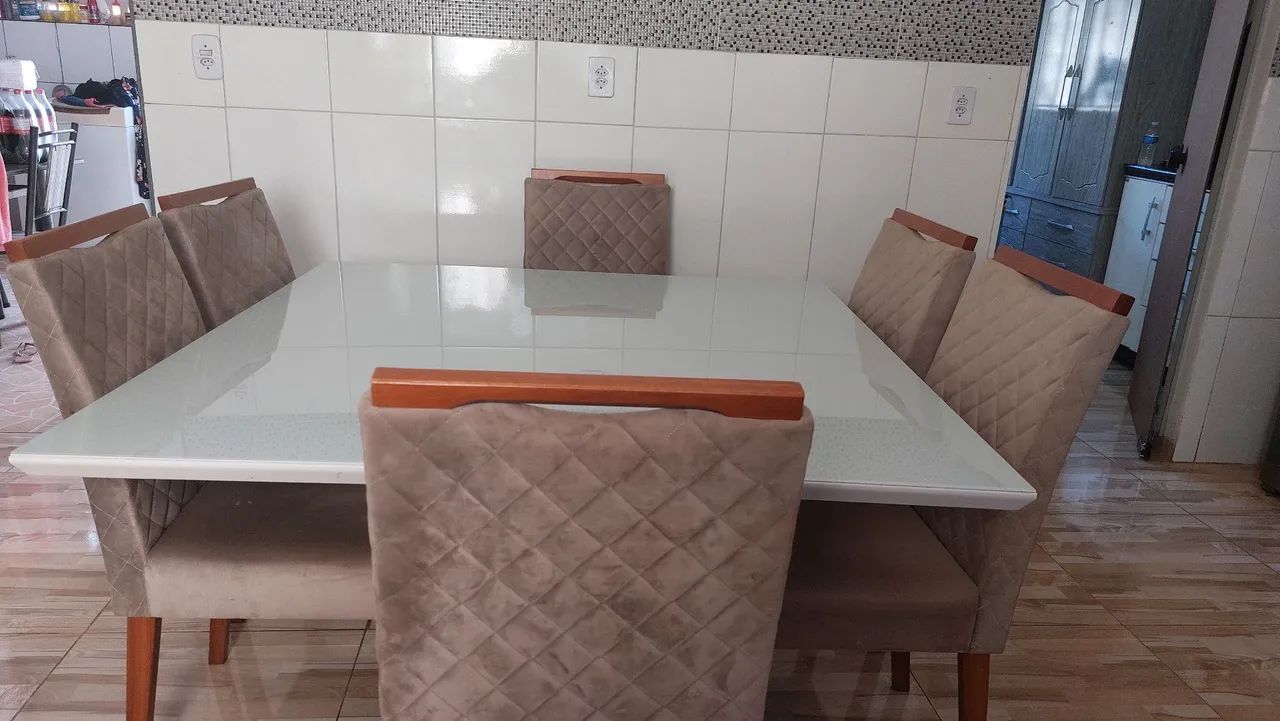 Mesa semi-nova com seis cadeiras acolchoadas  - Foto 3