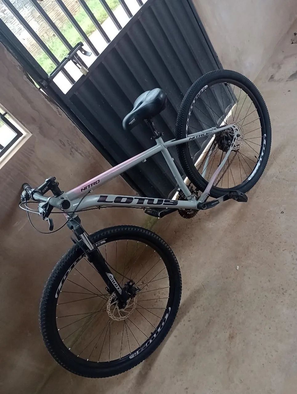 Bicicleta lutus semi nova poucas marcas de uso  - Foto 5