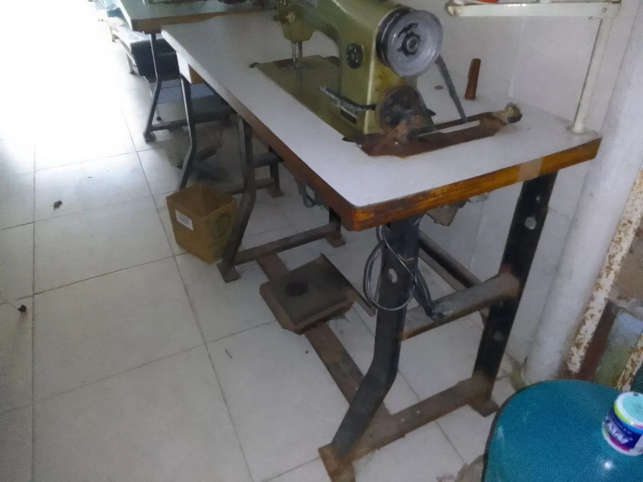 Vendo uma linda máquina de costura linda 