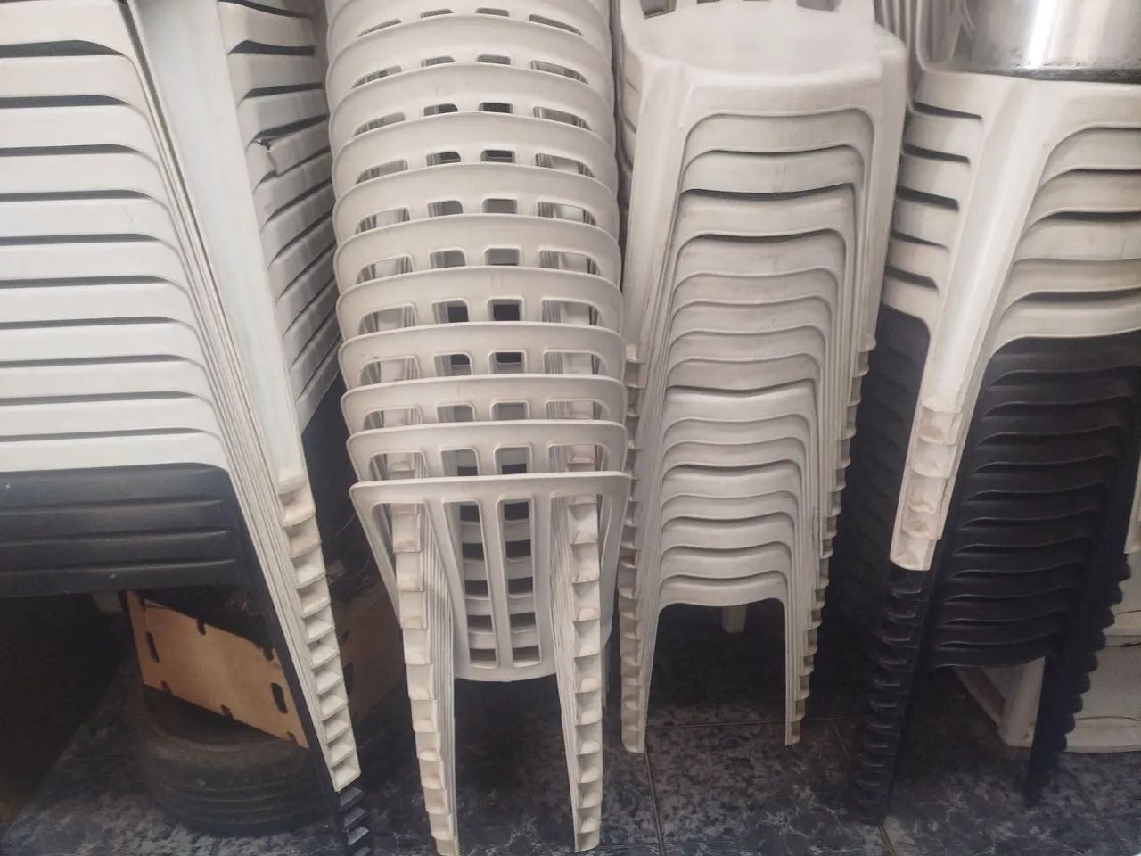 Mesa plástica com 4 cadeiras marca Goiânia 