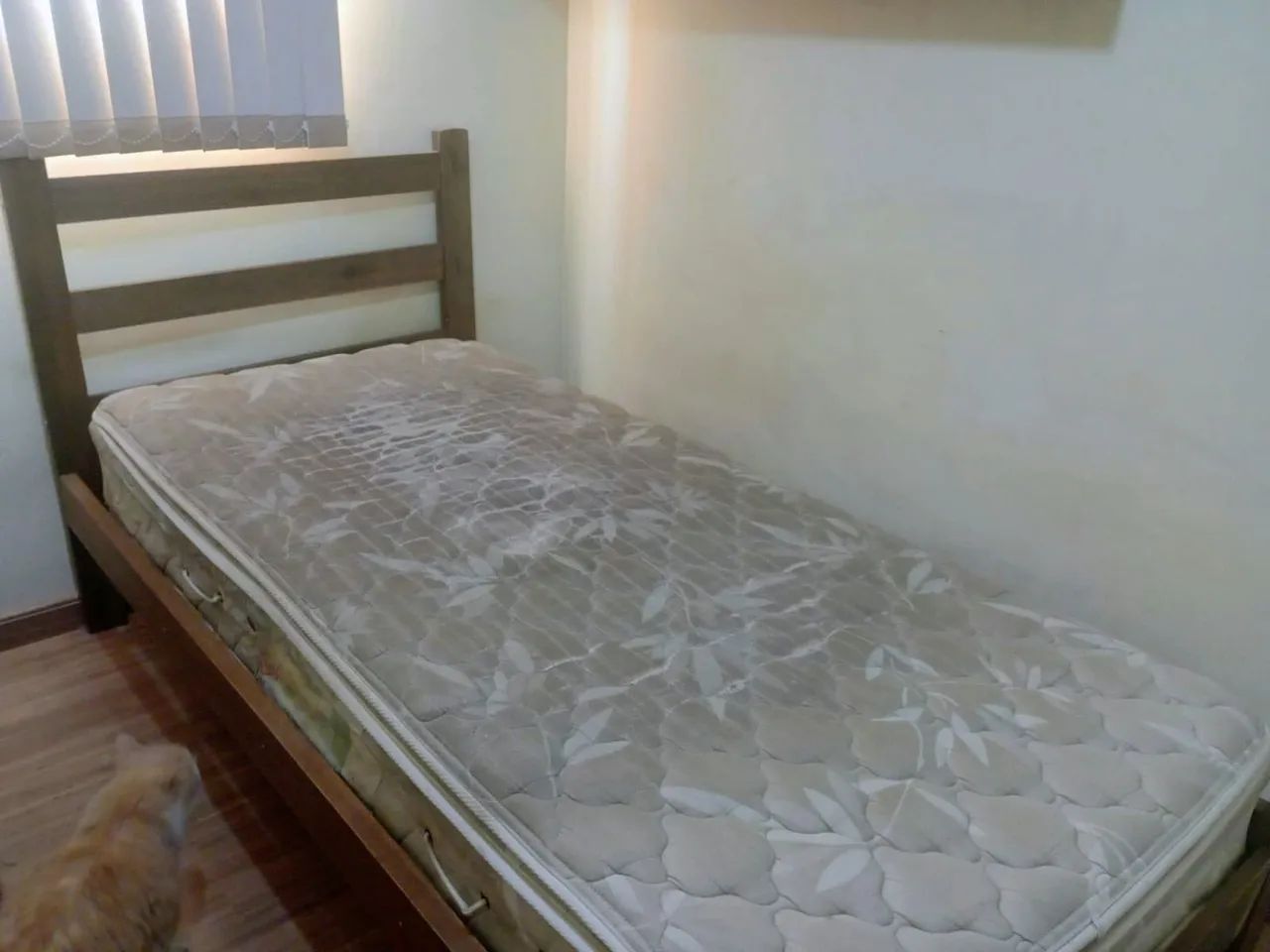 Cama de solteiro cerejeira com colchão de molas