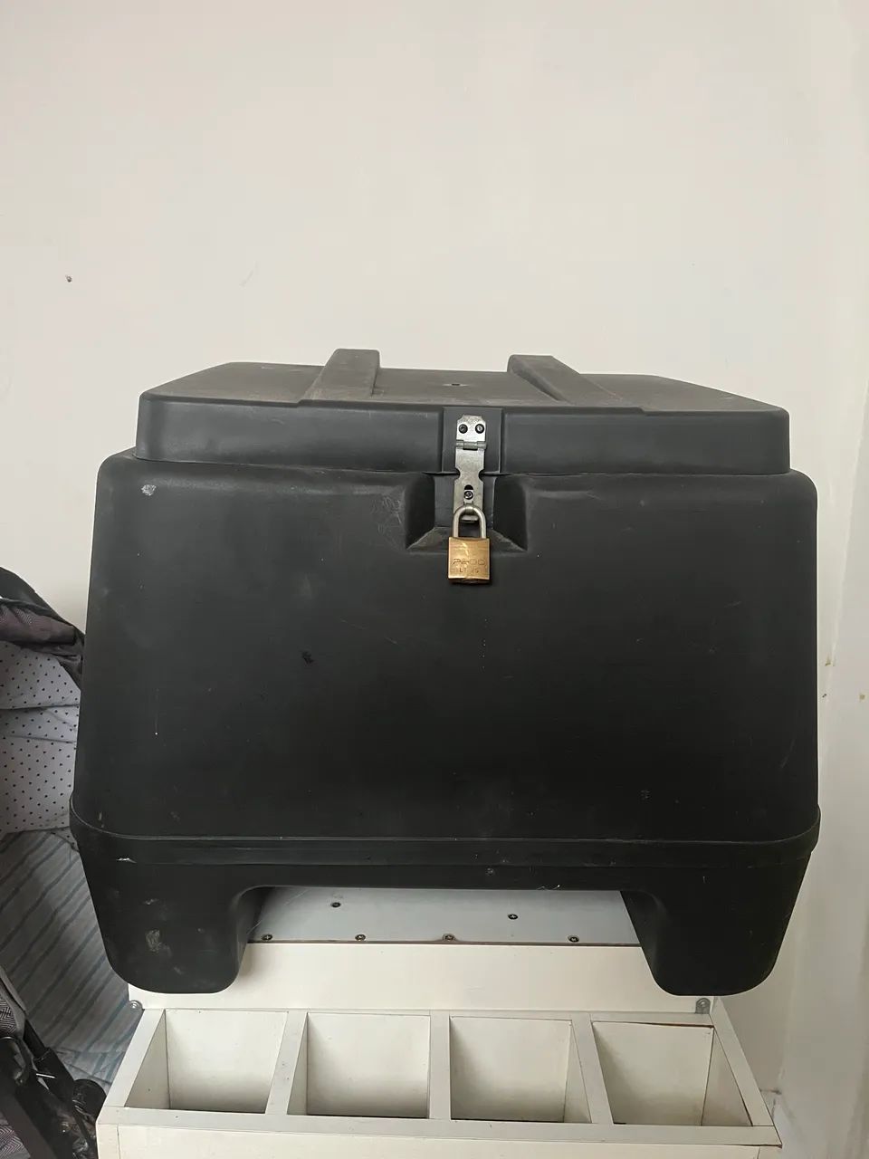Vende-se baú de moto 