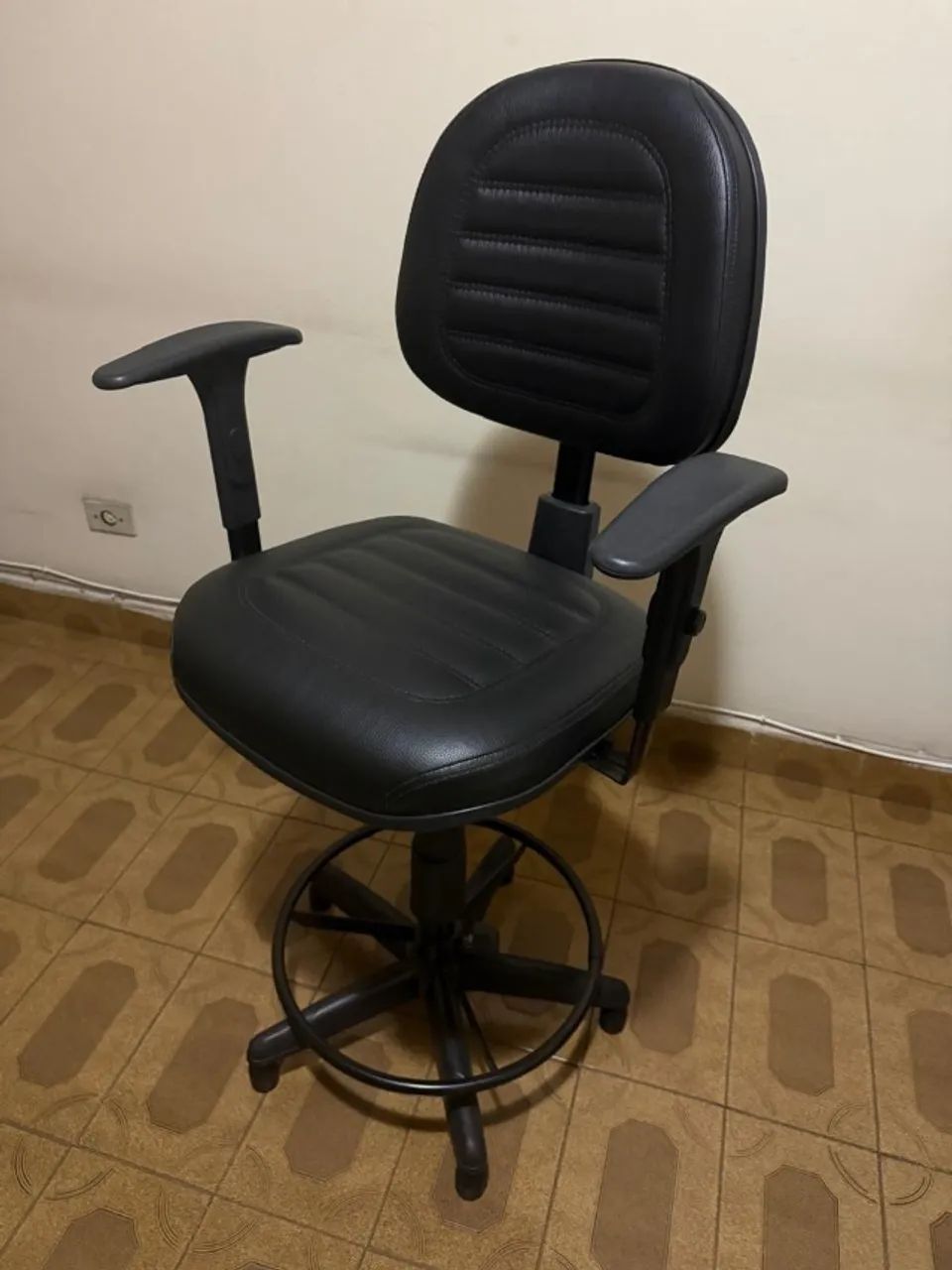 Cadeira caixa alta com braço praticamente sem uso - Foto 3