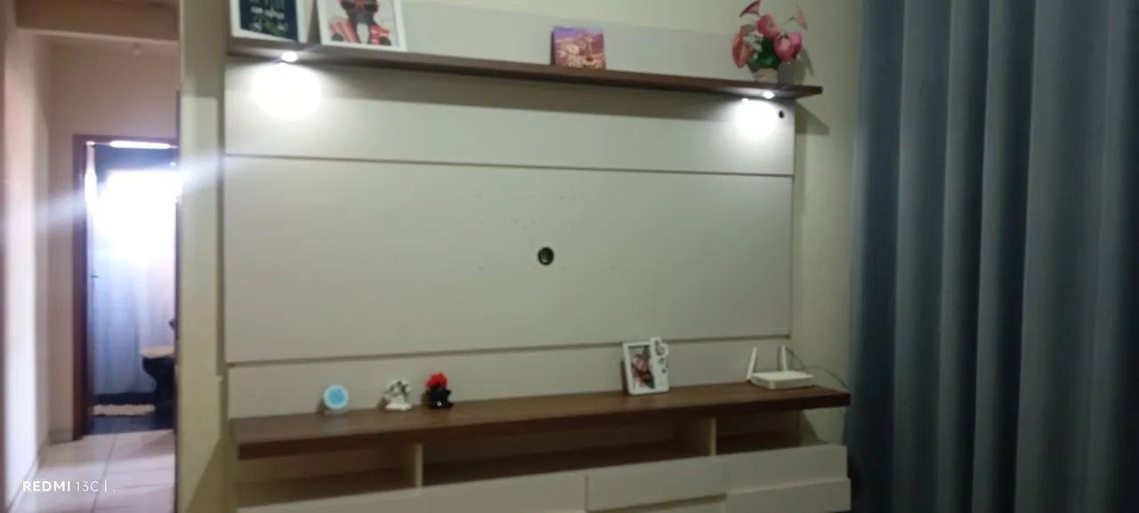 PAINEL GRANDE COM LUZES E BANCADA SUSPENSA 
