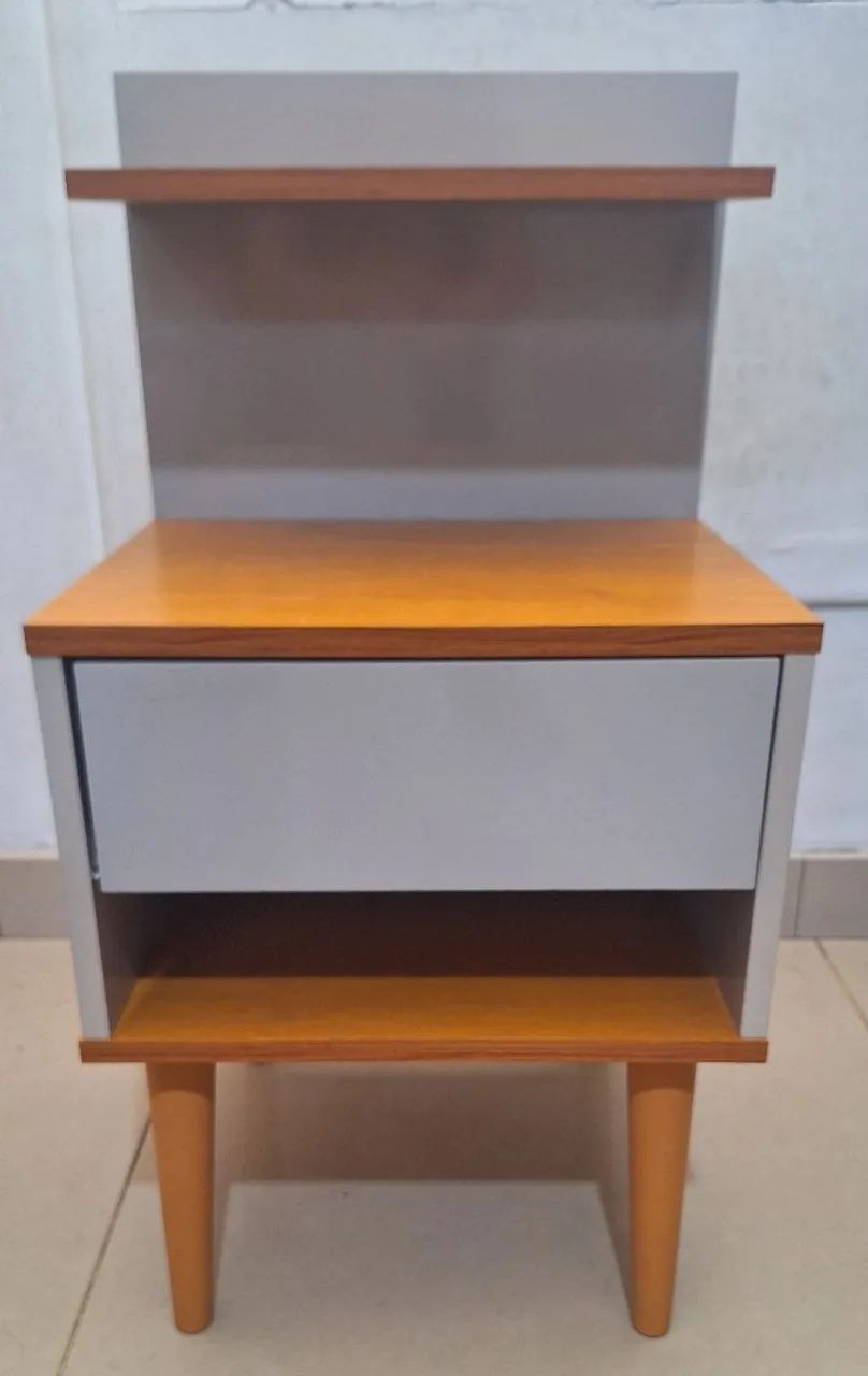 Mesa de cabeceira com gaveta. Perfeito estado