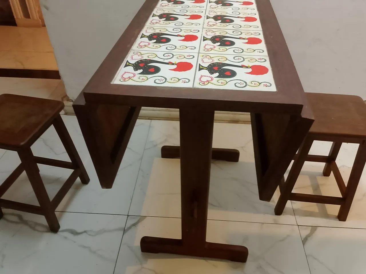 Mesa de madeira com dois bancos  - Foto 3