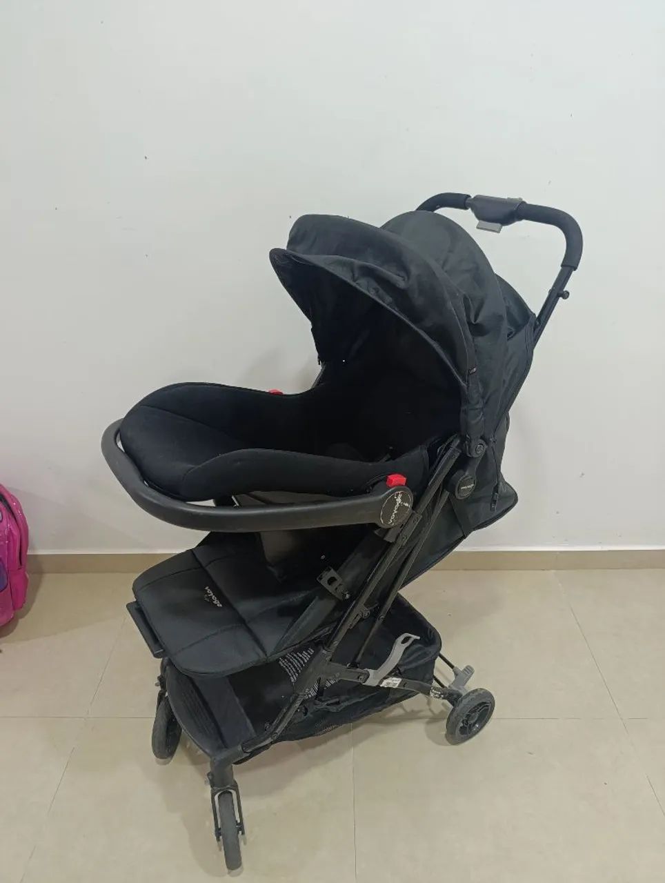 Carrinho de bebê, estilo mala. Acompanha bebê conforto.
