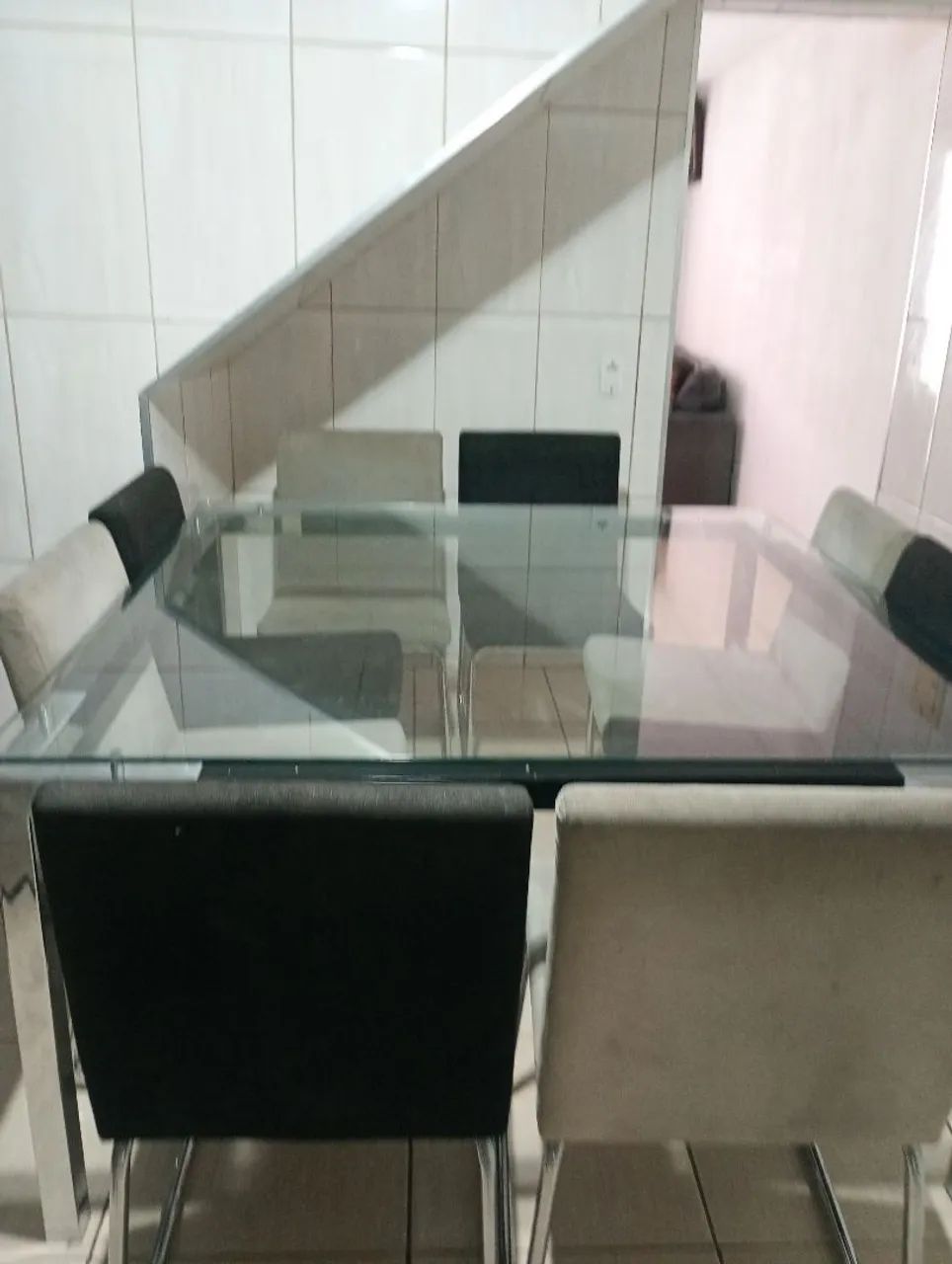 Mesa com tampo de vidro com 8 cadeiras estofaddas