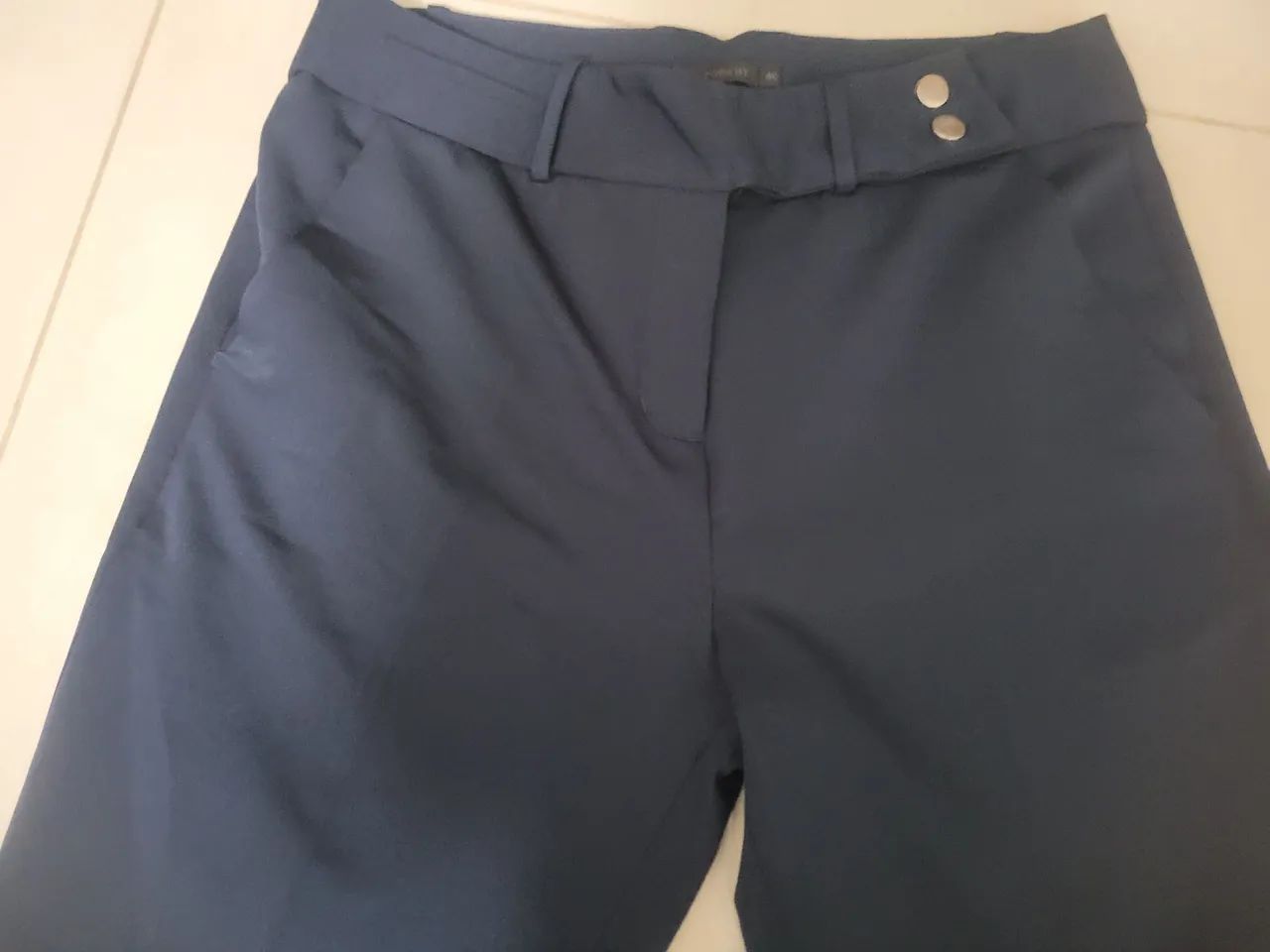 Calça social azul marinho com elastano, detalhes no cos com botões e cinto.  - Foto 4