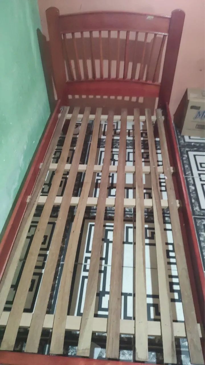 Cama de solteiro em madeira maciça- Excelente Estado e muito resistente  - Foto 2