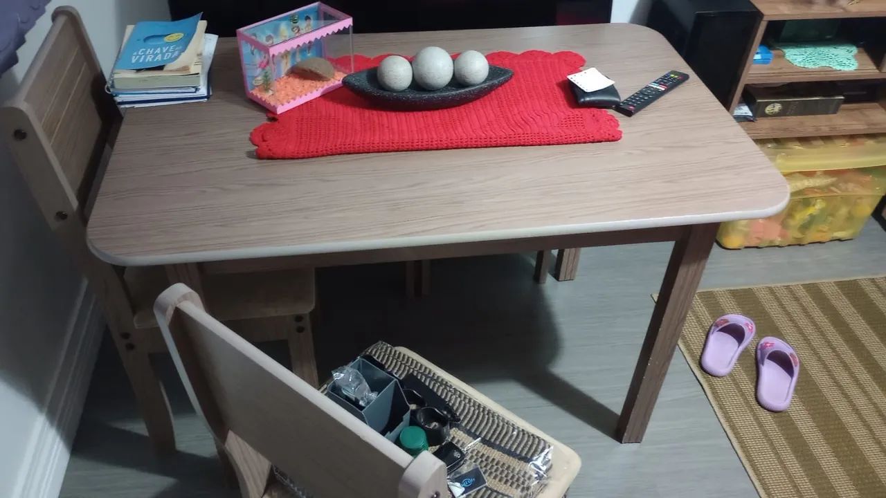 Vende-se mesa de 04 cadeiras 