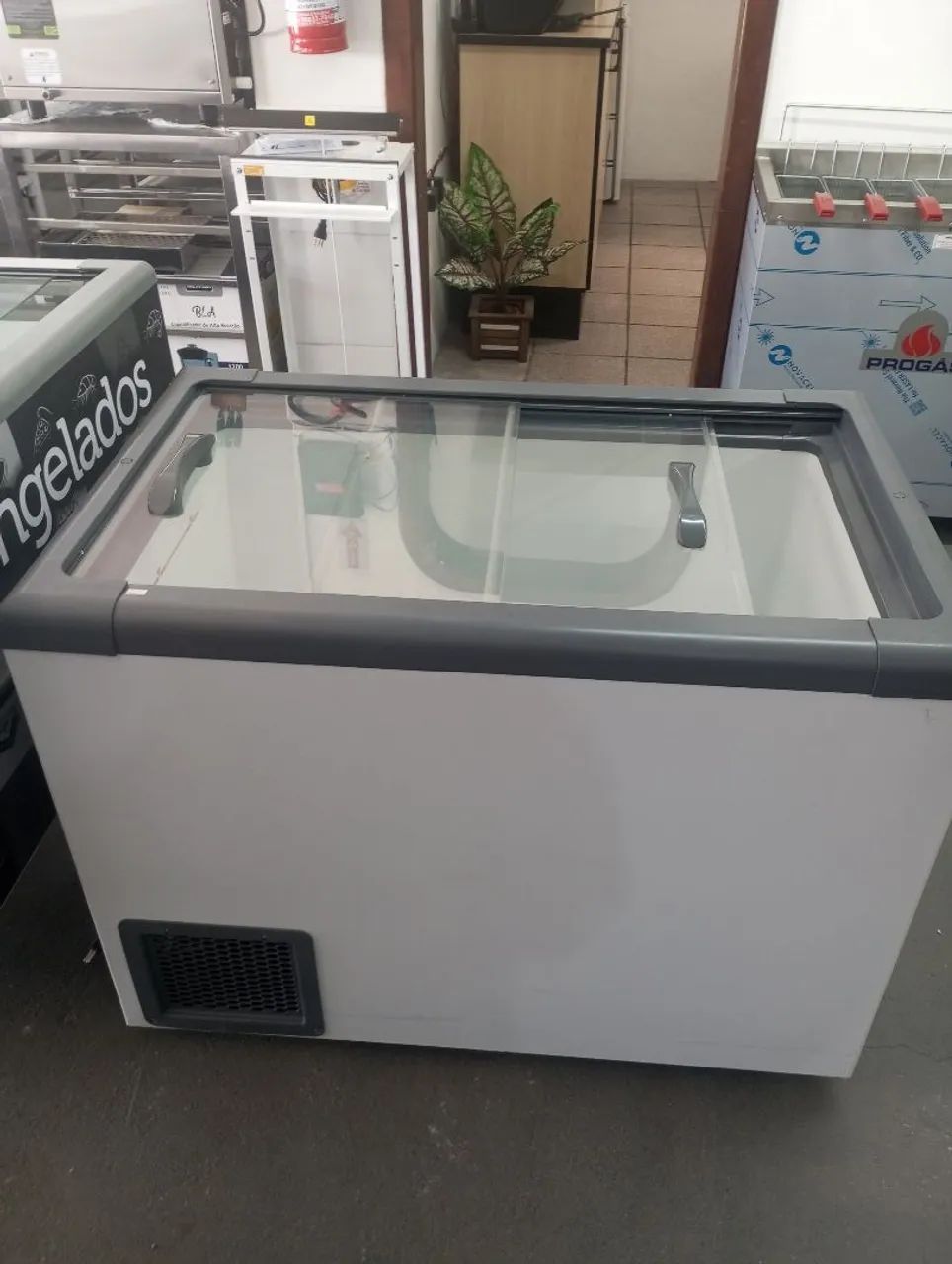 NZ. Freezer horizontal tampa de vidro 30L Gelopar 
