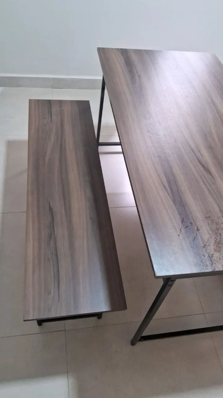 Mesa com bancos 