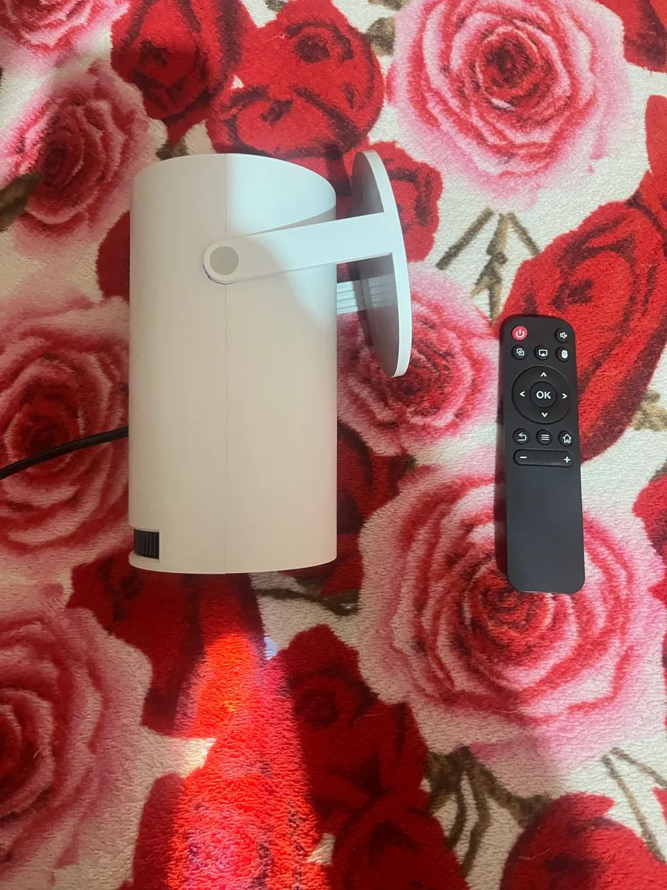 Projetor HY300 Bivolt 4K com Wi-fi e Bluetooth compatível com Android e iOs