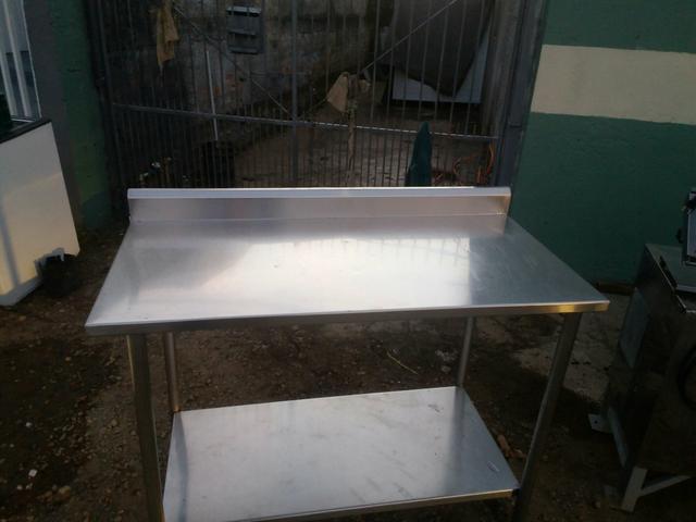 Mesa toda em inox 0.60x1.20 com encosto parede - Foto 2