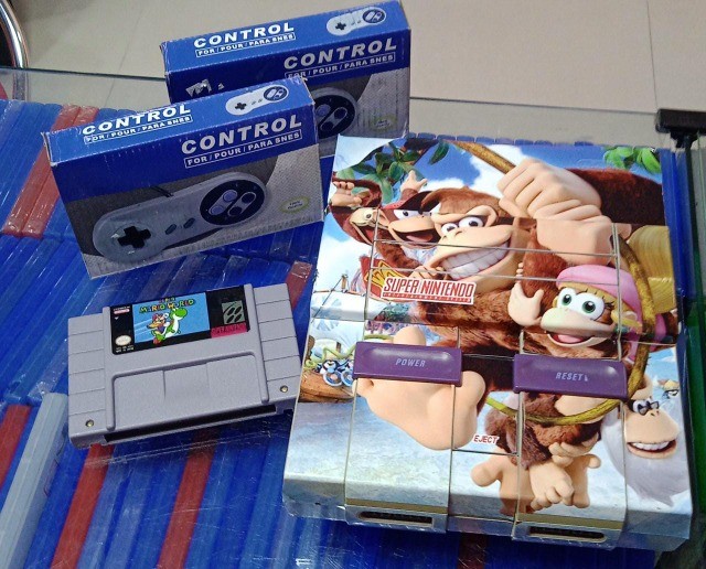 Super Nintendo com 02 controles e 01 jogo.