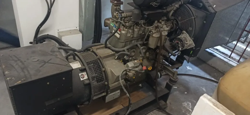 Gerador de Energia 55 kVA 220 hrs Ano 2010 Motor Mwm + Cramaco + Qta 5550kVA