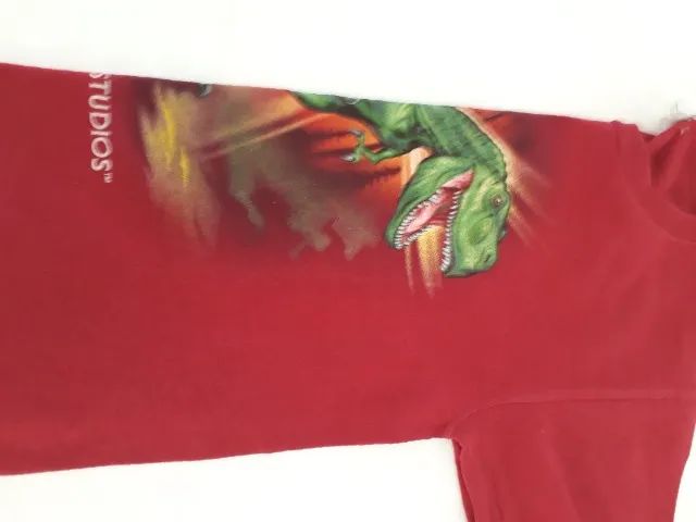 Camiseta Infantil Universal Studios -Vermelha - Tema Dinossauros-tam P - Usada - ótima - Foto 4