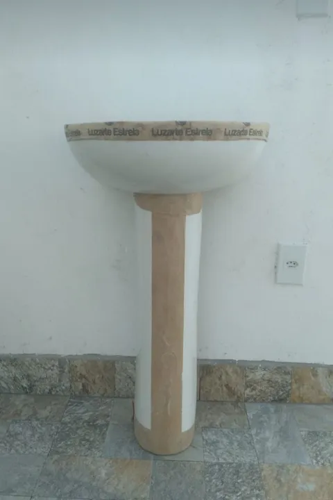 Pia de banheiro com pedestal - Lavatório