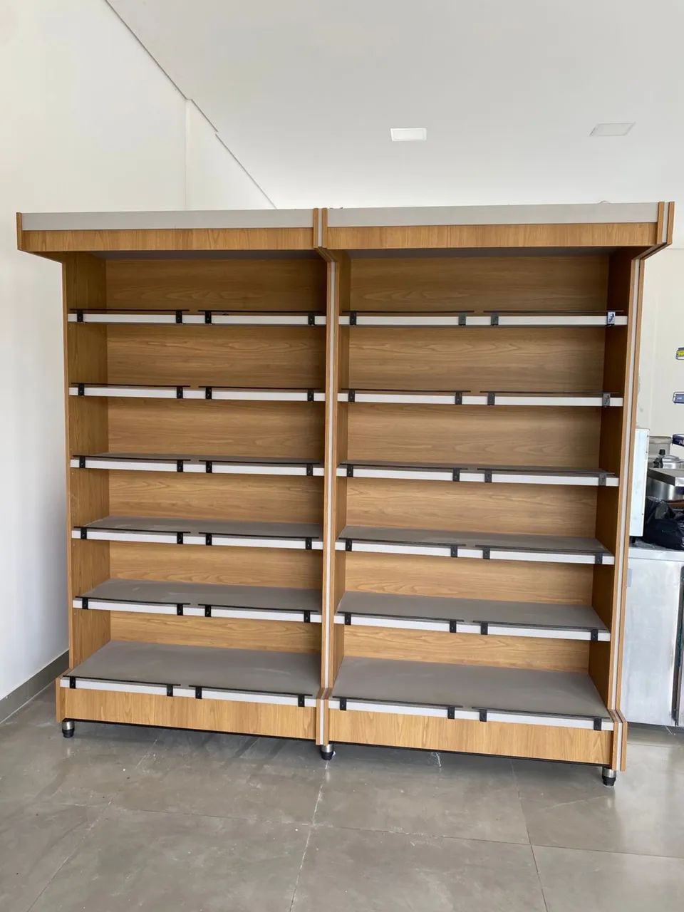 Gôndolas em MDF com porta preço  - Foto 4