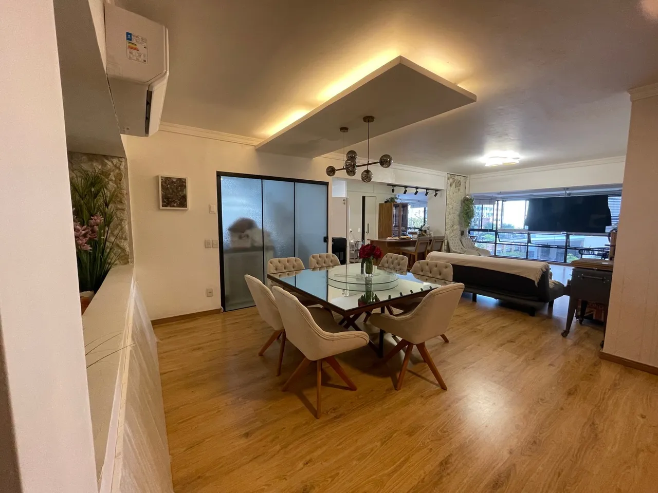 Apartamento a uma quadra da beira mar com vista parcial mar