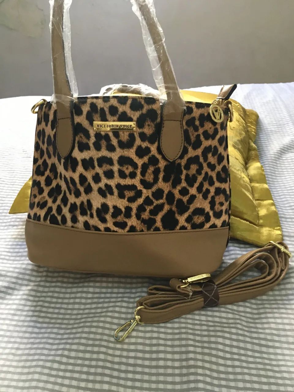 Vendo bolsa oncinha nova,tamanho médio de couro linda!