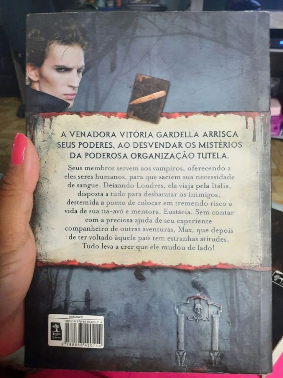 livro ergue-se a noite - Foto 2