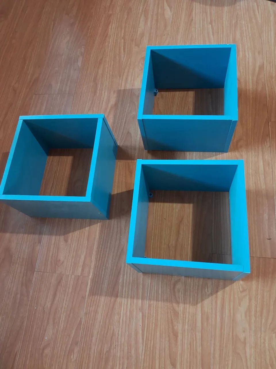 Prateleiras de livros e nichos azul na cor reller