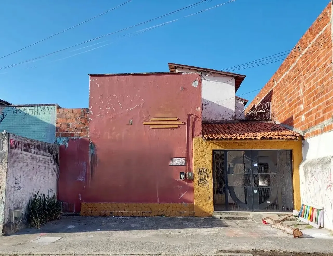 Duplex para fins comerciais próx. IJF, 530,40m², medindo 10,20mx52m, 05 qtos, gabinete, 02