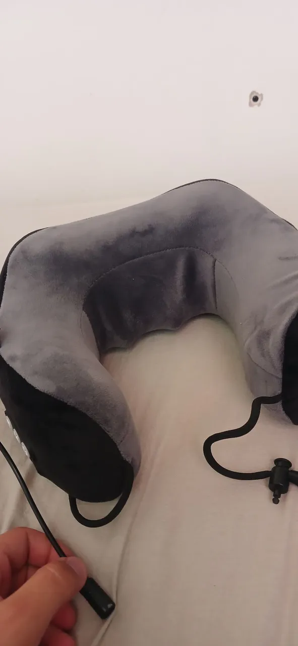 Travesseiro de Pescoço Massageador Cinza