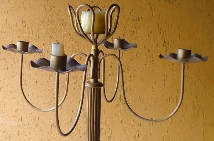 Grande Candelabro em Ferro forjado trançado patinado de dourado Cinco velas *Descriçã - Foto 4