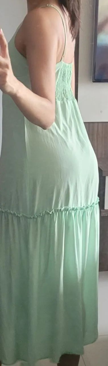 Vestido longo verde com fenda e detalhe torcido - Foto 3