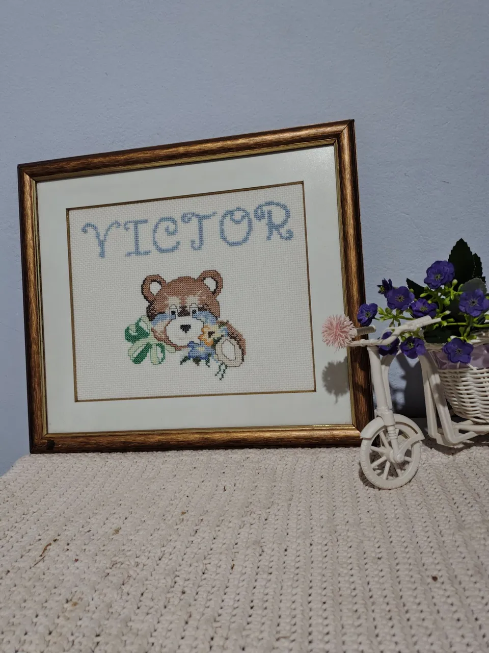 Quadro bordado com nome Victor e ursinho