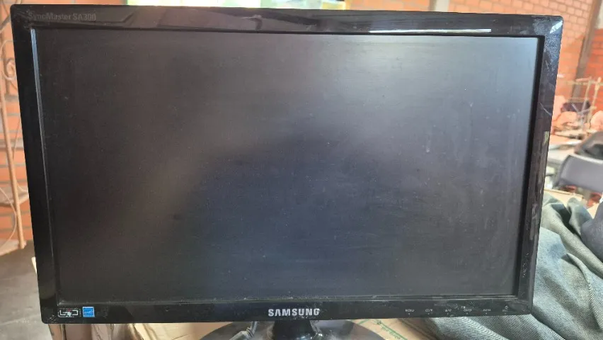 Lote de monitores usados (30 unidades)