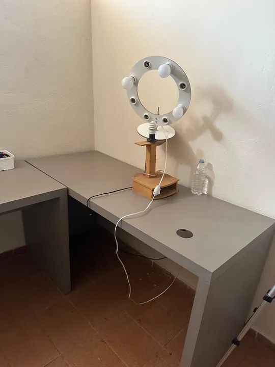 Mesas de escritório e armários 