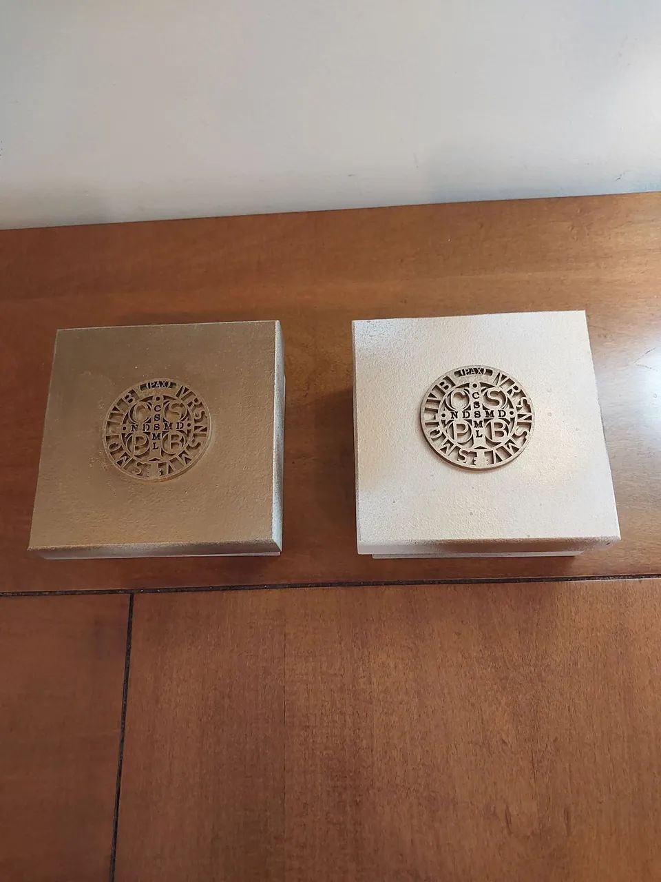 KIT DUAS CAIXAS PORTA TERÇOS EM MDF PINTADAS À MÃO - P - BRANCO E DOURADO 