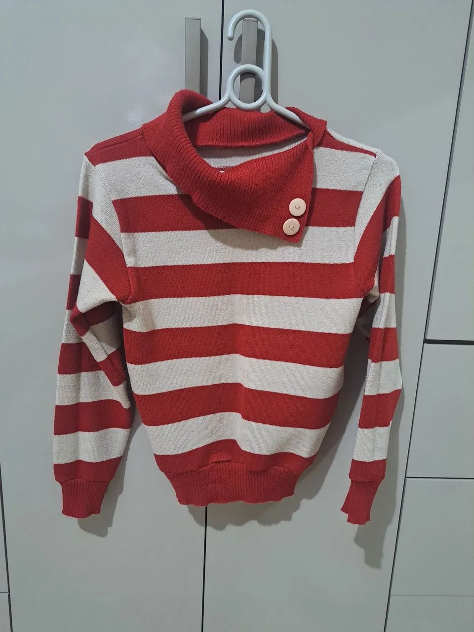 Blusa de lã/suéter vermelho e bege com gola 
