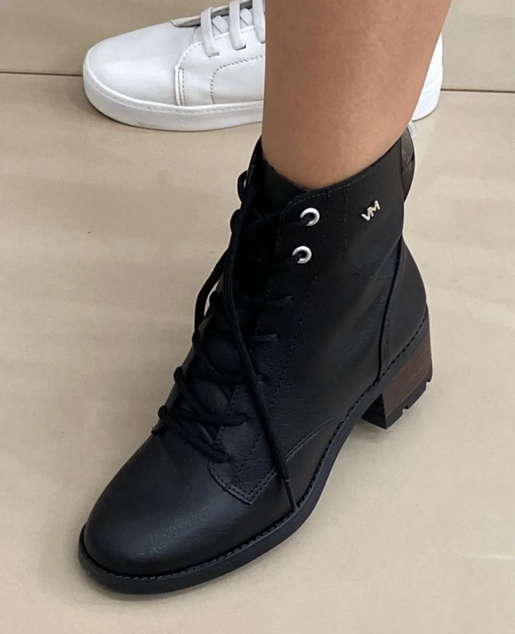 Bota feminina preta cano curto