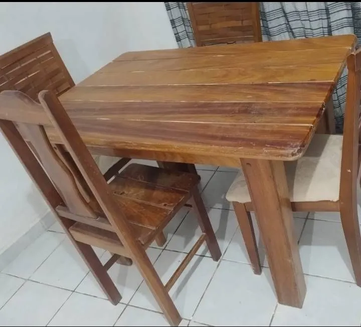 Mesa  + 5 cadeiras