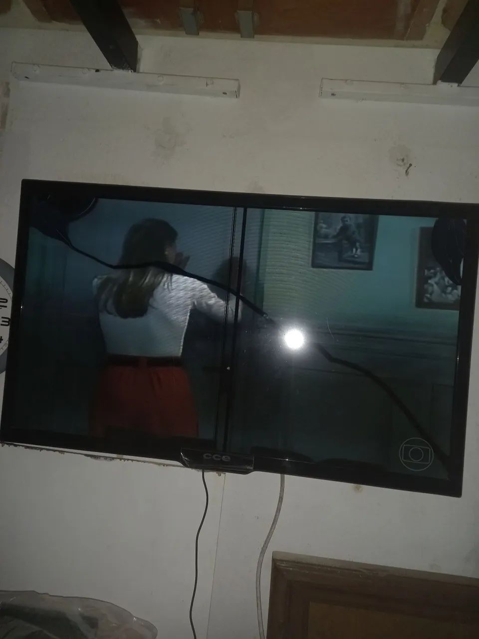 Tv cce 32  funcionando,mais a tela está trincada.