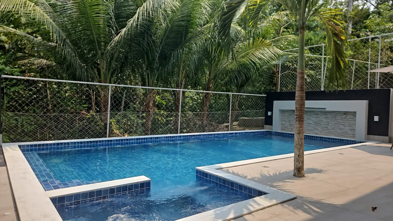 Casa Tríplex em Condomínio Fechado de 650m² | 5 Dormitórios | Campo de Futebol | 11 Vagas